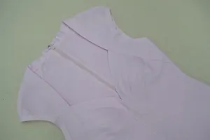 Κοντινό πλάνο ροζ bandage φορέματος χωρίς μανίκια με λαιμόκοψη V και φερμουάρ