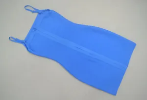 Gros plan sur une mini-robe moulante bandage bleu vif dotée de fines bretelles réglables.