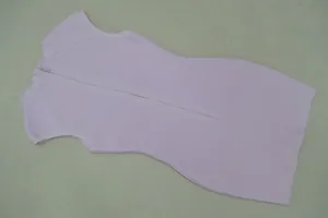 Πίσω όψη ενός ροζ αμάνικου στενού φορέματος bandage με κρυφό φερμουάρ στην πλάτη