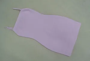 Détail de la robe mini bandage rose clair moulante avec fines bretelles