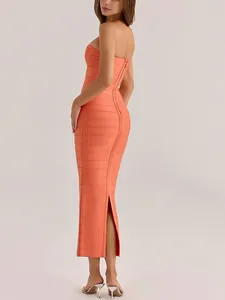 Robe midi bandage orange sans bretelles élégante avec coupe moulante et fente à l'arrière
