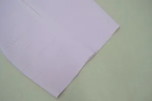 Κοντινό πλάνο υφάσματος ροζ φορέματος bandage με οριζόντιες ρίγες υψηλής ποιότητας