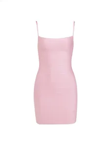 Détail montrant la texture d'une mini-robe bandage rose moulante avec fines bretelles