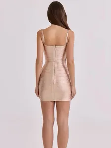 Robe bandage métallisée or champagne élégante avec fines bretelles et coupe moulante au dos.