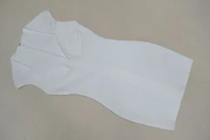 Κομψό λευκό αμάνικο bandage μίνι φόρεμα με λαιμόκοψη V σε επίπεδη προβολή πλάτης