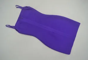 Détail de la mini-robe bandage violette moulante avec de fines bretelles réglables