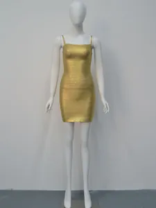 Robe bandage moulante dorée à fines bretelles pour une soirée sexy et très chic.