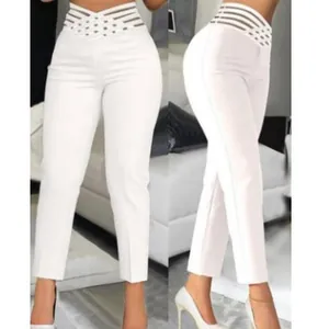 Détail de ce pantalon crayon blanc à taille haute avec un design de ceinture ajouré