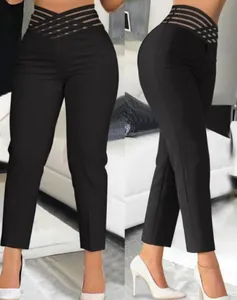 Vue de face et de côté d'un pantalon crayon taille haute avec taille ajourée croisée