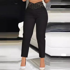 Pantalon crayon noir à taille haute avec ceinture ajourée pour le bureau