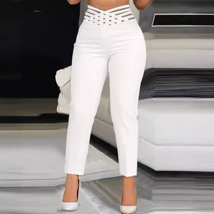 Pantalon crayon blanc taille haute avec un design élégant de sangle évidée à la taille