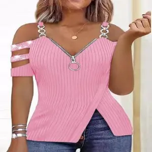 Dettaglio maglietta a coste rosa con spalline in strass e scollo a V con zip