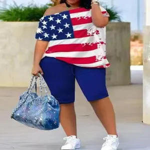 Vue détaillée de l'ensemble t-shirt à épaules dénudées imprimé drapeau US et short bleu