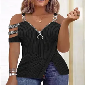 Primo piano di t-shirt nera a costine con spalline in strass e dettaglio anello zip