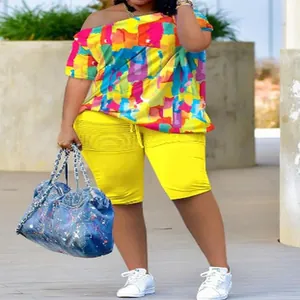 Ensemble deux pièces pour femme : haut imprimé épaule dénudée et short jaune plissé