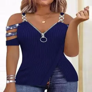 Dettaglio del top a costine blu navy con spalline di strass e cerniera frontale.