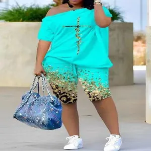 Détail du haut à épaules dénudées turquoise et du short imprimé léopard pour femmes.