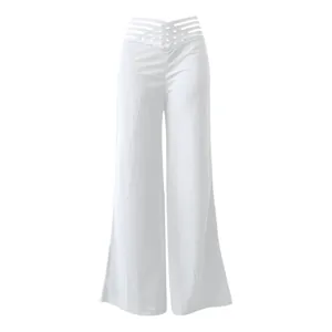 Detalle de pantalón blanco de cintura alta y pierna ancha con un diseño calado.