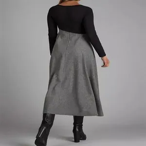 Rückansicht eines langärmeligen Kleides mit asymmetrischem Farbblock in Schwarz/Grau