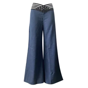 Vista detallada de pantalones de pierna ancha de talle alto con cinturón hueco cruzado