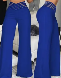 Detalle de pantalones acampanados azul real de cintura alta con cortes de malla en cintura