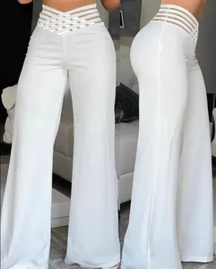 Detalle de pantalones blancos de talle alto y pierna ancha con cintura de malla.