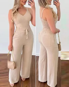 Gedetailleerd vooraanzicht en achteraanzicht van een beige top met V-hals en wijde broek.