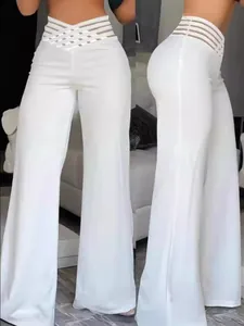 Elegantes pantalones blancos de pierna ancha y cintura alta con detalle de cintura calada