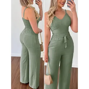 Voor- en achteraanzicht van groene set met V-hals top en wijde broek met hoge taille