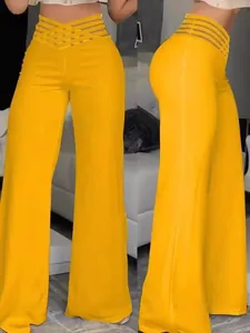 Elegantes pantalones amarillos de pernera ancha y cintura alta con detalle de corte único