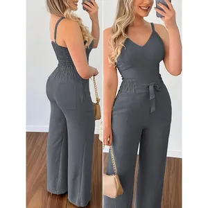 Elegant grijs tweedelig setje met hemdje met V-hals en broek met wijde pijpen en hoge taille