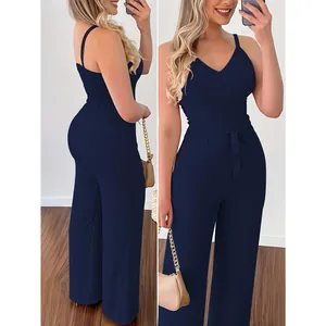 Gedetailleerd voor- en zijaanzicht van de marineblauwe set met crop top en wijde broek