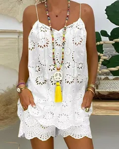 Detail eines weißen Sets aus bestickter Lochstickerei-Camisole und passenden Shorts