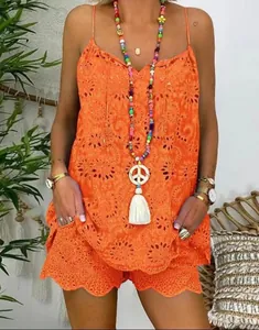 Detailansicht des orangefarbenen, bestickten zweiteiligen Sets mit Camisole und Shorts