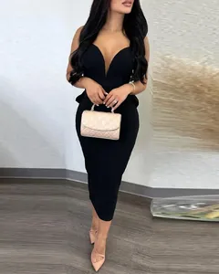 Robe moulante noire élégante à col en V profond avec détail à basque à la taille