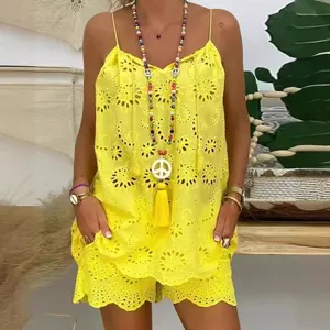 Lebendiges gelbes Set aus Camisole und Shorts mit feiner Lochstickerei für Damen