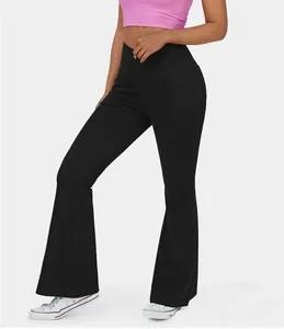 Detailansicht der schwarzen High-Waist-Yogahose mit überkreuztem Bund und Schlagdesign