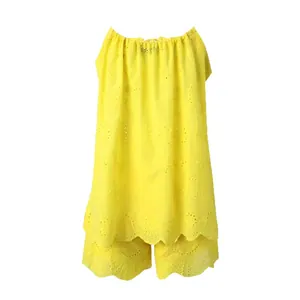 Gelbes ärmelloses Set aus Camisole und Shorts mit Lochstickerei aus Baumwolle