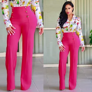 Pantalones de campana rosas de talle alto con elegantes botones dorados cruzados.