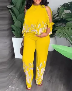 Vista dettagliata di questo completo giallo a fiori con maniche decorate di perle.