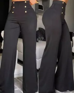 Detalle de pantalones de campana negros de talle alto para mujer con botones dorados