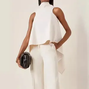 Elegante camicetta bianca senza maniche con orlo asimmetrico da donna.