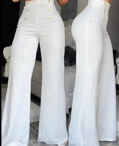 Vista detallada frontal y lateral de pantalones acampanados blancos con botones dorados.