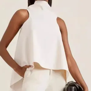 Elegante top bianco senza maniche con orlo irregolare e collo alto per stile da donna