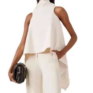 Elegante camicetta bianca senza maniche con un originale orlo asimmetrico irregolare chic