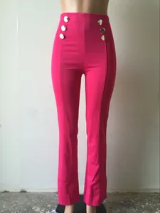 Vista detallada de los pantalones acampanados rosas de talle alto con botones dorados dobles