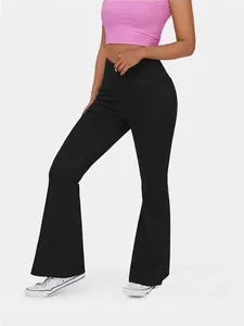 Schwarze Yoga-Schlaghose mit hoher Taille und überkreuztem Bund für Push-Up-Effekt.