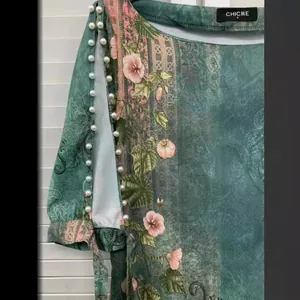 Vintage etnische bloemenjurk met parelmouwdetails en een losse ronde halslijn.