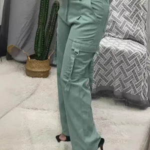 Trendy saliegroene cargobroek met meerdere zakken en rechte pijpen in een streetstyle-look