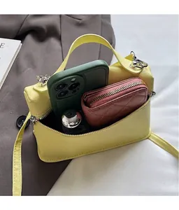 Detailansicht des gelben Handtaschen-Innenraums mit Platz für Handy und Geldbeutel